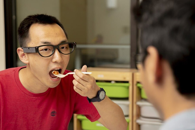 来自CMU研究人员的新型可穿戴设备FitByte使用眼镜上的传感器来帮助人们追踪其饮食习惯。图片来源：卡内基梅隆大学.jpg