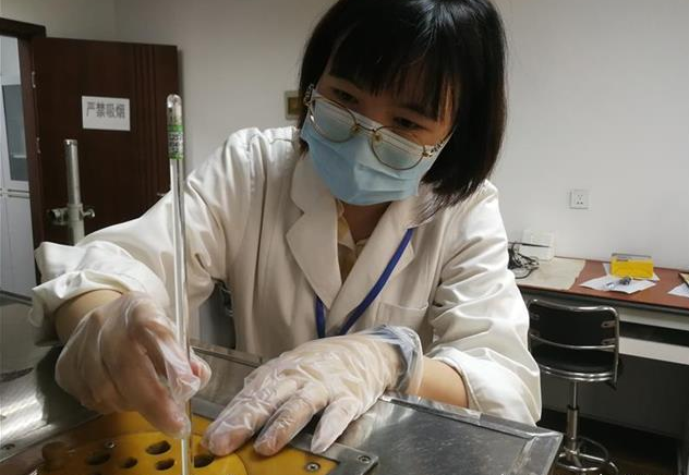 红外线测温仪的结果到底准不准？实验室研究人员演示正确使用方法。