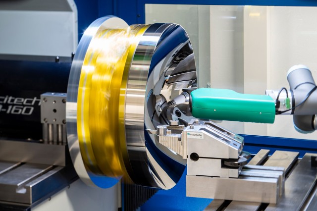 Fraunhofer IOF开发的带有光散射传感器的金刚石车削过程中的粗糙度检查。.jpg