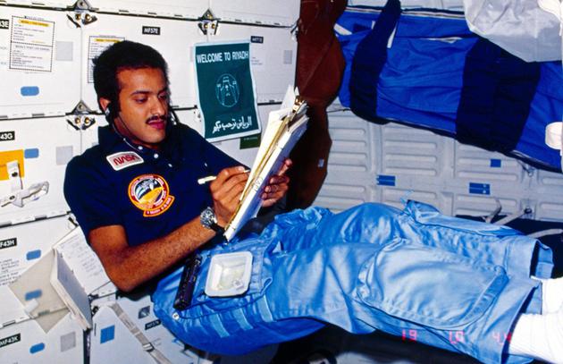 宇航员苏尔坦在发现号航天飞机上，1985年