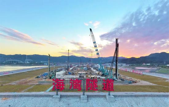 汕头海湾隧道南岸施工。