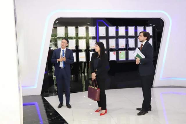 法国驻广州总领事馆总领事周丽君女士一行参观访问西人马公司 法国驻广州总领事馆总领事周丽君女士一行参观访问西人马公司