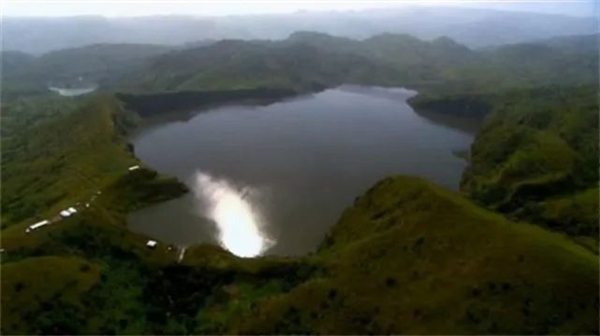 非洲一湖泊从蓝色变成血红色！1746人窒息而亡