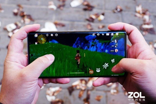 如何在一块大屏上兼顾轻薄？看看