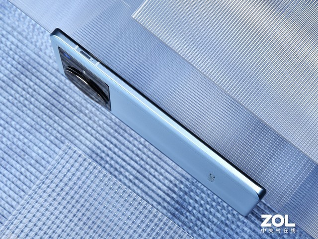 如何在一块大屏上兼顾轻薄？看看