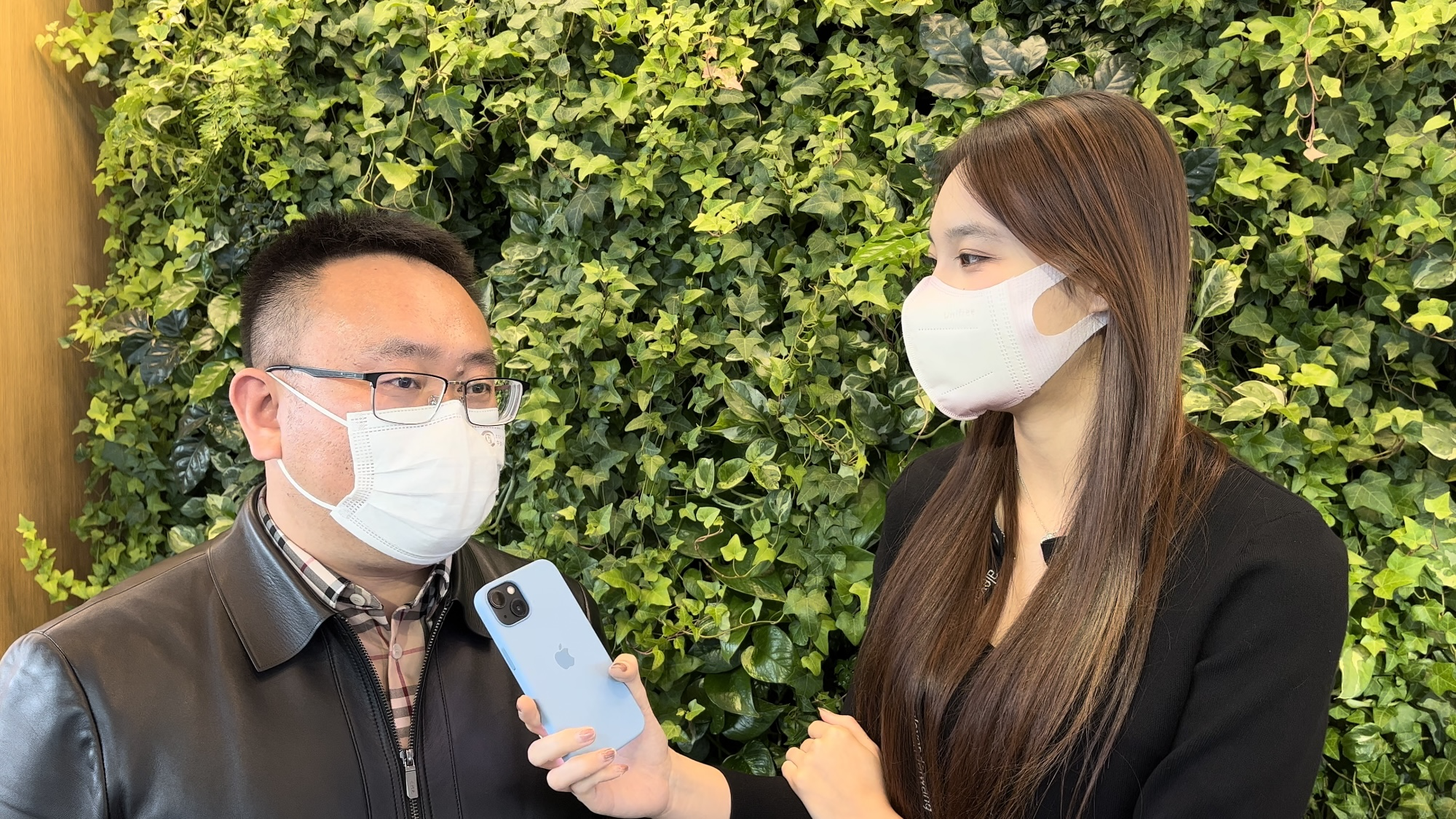 参与课程的环保公益组织学员(左)