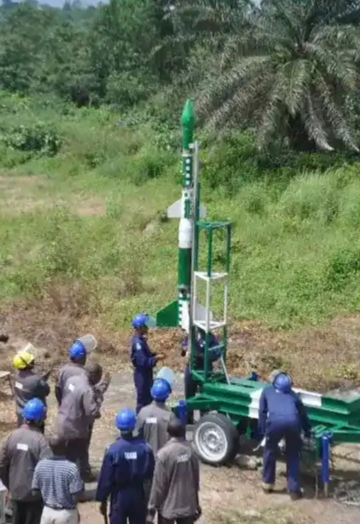 ·图为乌干达宇航局最高科技——宇宙飞船“非洲天鹰”