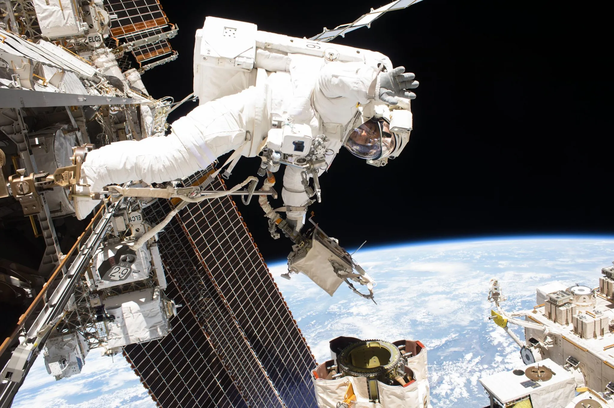 Spacewalker-Mark-Vande-Hei-Works-on-Canadarm2-Robotic-Arm-2048x1363.webp