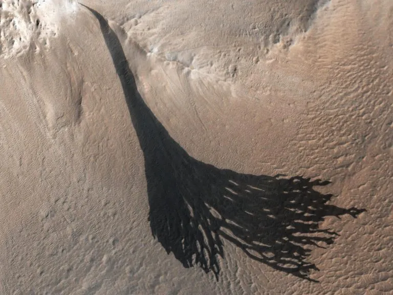 Slope-Streaks-From-Dust-Avalanches-on-Mars-768x576.webp