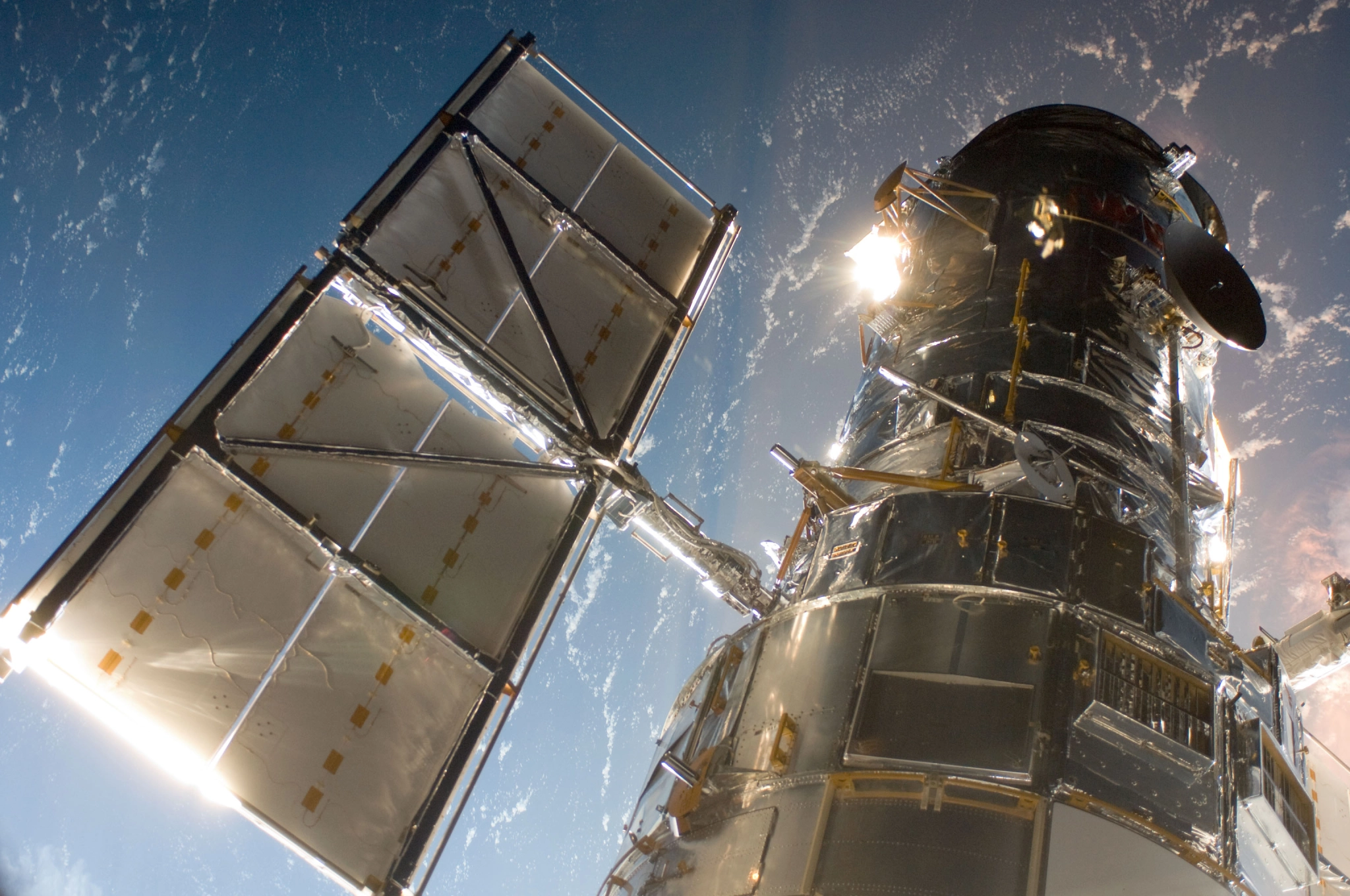 hubble-telescope-up-close-image-in-space.webp