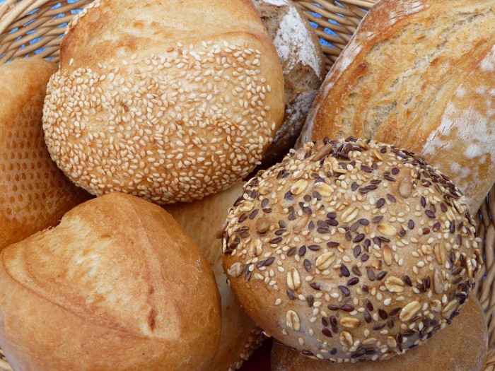 1280px-Korb_mit_Brötchen.jpg
