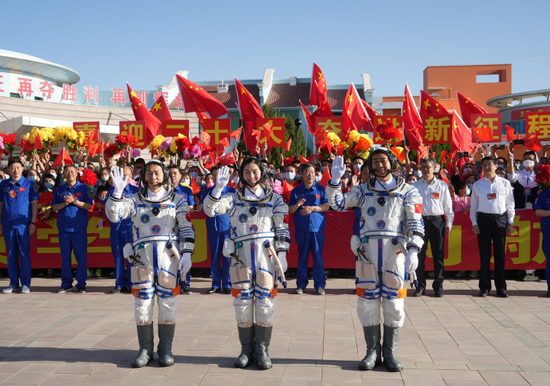 6月5日，神舟十四号载人飞行任务航天员乘组出征仪式在酒泉卫星发射中心问天阁广场举行。陈冬（右）、刘洋（中）、蔡旭哲即将开启为期6个月的飞行任务。新华社记者