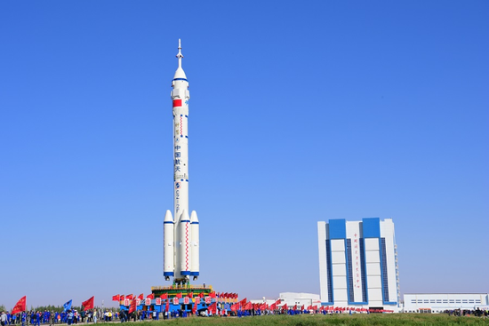 5月29日，神舟十四号载人飞船与长征二号F遥十四运载火箭组合体正在转往发射区途中。新华社发（汪江波