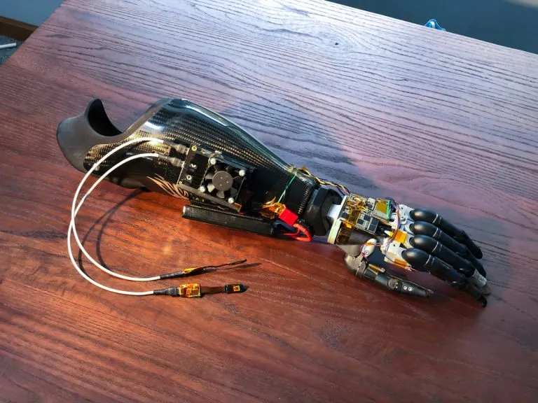 Robotic-Arm-Neural-Chip-768x576.webp