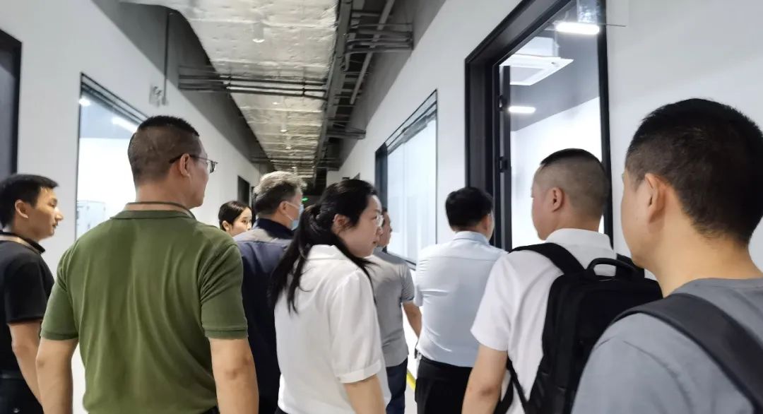 成都双流区区长杨钒一行莅临玛尼欧电器研创中心参观指导