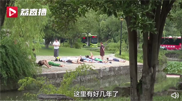 公园鹅卵石地面躺满市民做热疗